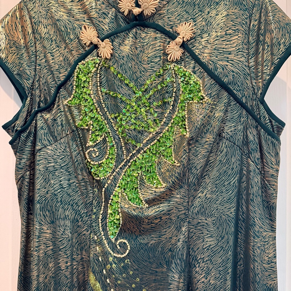 Green Embellished Mandarin-Collar Cheongsam/Qipao with gold frog buttons🐸 - Picture 4 of 11